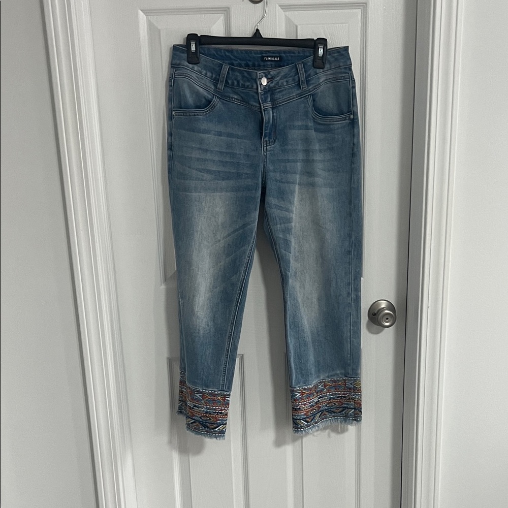 Chic Blue Cropped Jeans with Embroidered Hem